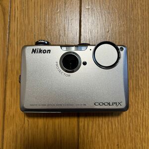 （M）Nikon コンパクトデジタルカメラ COOLPIX S1100pj デジカメ シルバー　ジャンク品