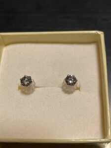 鑑定カード付きpt900天然ダイヤモンド0.25ct&0.25ct計0.50ctピアス新品未使用品