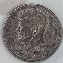 アンティークコイン　ケネディハーフダラー 《50セント》 1964年アメリカ銀貨(サビ、黒ずみ有り)_画像1