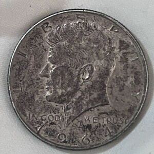 アンティークコイン　ケネディハーフダラー 《50セント》 1964年アメリカ銀貨(サビ、黒ずみ有り、傷なし)