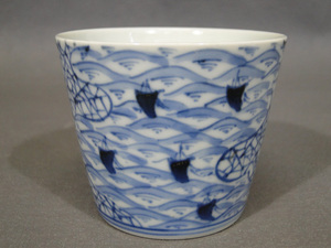 * blue and white ceramics wave . boat. . soba sake cup calibre 7.6cm*