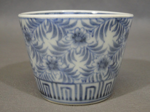 * blue and white ceramics wistaria flower. . soba sake cup calibre 9.2cmx8.7cm*