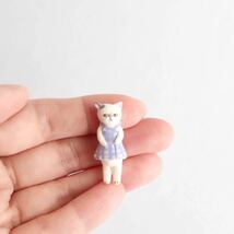 ハンドメイド　紫エプロンの猫　樹脂粘土　猫　ミニチュア　人形_画像2