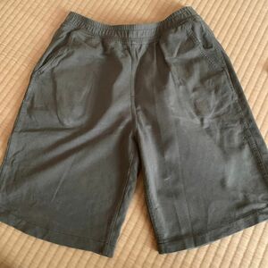 ハーフパンツ　UNIQLO160cm カーキ色