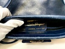 希少　Salvatore Ferragamo フェラガモ ヴァラリボン リザード ショルダーバッグ 　ネイビー　 ゴールド金具　クラッチバッグ_画像6