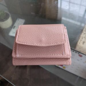 本革　ピンクの三つ折り財布です。(*^^*)