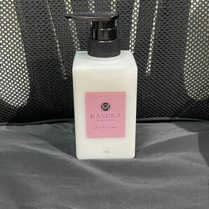 KAMIKA オールインワンクリームシャンプー　　ポンプ　【ローズ＆ウッドの香り】 400g