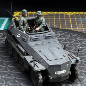 1/35 ドイツ軍 Sd.kfz.252軽装甲車8cm迫撃砲装備車輛（砲兵フィギュア×2体付き） 制作完成品の画像7