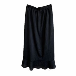 ロング スカート ブラック日本製ポリエステル100%前丈83㎝後丈84㎝ ウエスト総ゴム裾のフリル丈12㎝ヒップ巾64㎝(128㎝