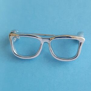 【小さなメガネ】ブローチ シルバー 匿名配送 めがね 眼鏡 フレーム★A456