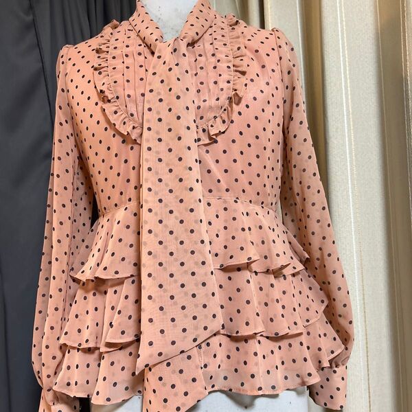ダンスレッスン、お出かけファッション、裾3段フリルが可愛い、淡いピンク系オシャレブラウス、Mサイズです。