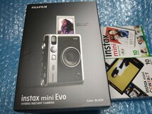 ☆ 富士フイルム 未使用、未開封 富士フイルム instax mini Evo チェキ ブラック ＋ プリント2種 ☆_画像1