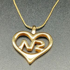 【美品】Nina Ricci ニナリッチ ネックレス ロゴ金具 大ぶり アクセサリー ゴールド色 金色 ペンダント ヴィンテージ ハート アンティーク