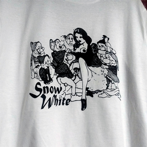 送込　Snow White　白雪姫＆7人のエロ小人　半袖Tシャツ　白　2XLサイズ