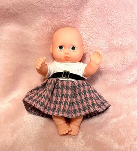 リボーンドール　可愛い赤ちゃん　赤ちゃん人形　手のひらサイズ　チェックのワンピ