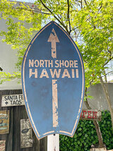 ハワイの道路標識　ウッドサイン　（ノースショア/サーフボード型）　■　アメリカン雑貨　アメリカ雑貨_画像1