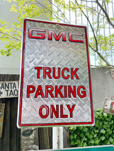 GMCトラック専用駐車場　パーキングサイン　（鉄板柄）　■　アメリカン雑貨　アメリカ雑貨_画像1