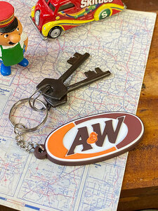 A&W　ラバーキーホルダー　（ロゴ）　■　アメリカン雑貨　アメリカ雑貨