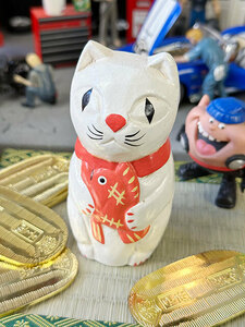 「ネコに鯛　（たい）　」　木彫り人形　（白猫）　※ミニ畳と小判は別売です　■　アメリカン雑貨　アメリカ雑貨