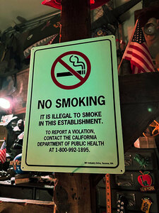 アメリカの蓄光警告サイン　（禁煙/縦型/デザイン1）　■　アメリカン雑貨　アメリカ雑貨