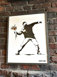 バンクシー　アートフレーム　（Love　is　in　the　Air/愛は空中に）　花束を投げる男　フラワーボム　Flower　Thrower　木製額付き　絵画