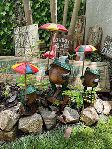 傘さしカエル　木彫り人形　（3体セット）　ウッドカービング　■　アメリカン雑貨　アメリカ雑貨