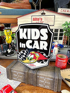 ウッディ・ウッドペッカー　「子供乗ってます」ステッカー　（シールドシェイプ）　KIDS IN CAR　■　アメリカン雑貨　アメリカ雑貨