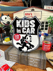 フィリックス　「子供乗ってます」ステッカー　（シールドシェイプ）　KIDS IN CAR　■　アメリカン雑貨　アメリカ雑貨