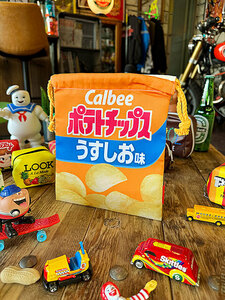 駄菓子屋シリーズ　お菓子のキンチャク袋　（ポテトチップス）　カルビー　オフィシャルグッズ　巾着袋　昭和レトロ