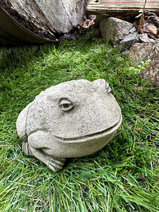 イギリスのカエルの石像　庭先に幸運を呼び込む縁起物　MADE IN ENGLAND ■ アメリカン雑貨 アメリカ雑貨