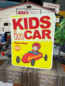 おさるのジョージ　「子供が車に乗ってます」　車用ステッカー　（レーサージョージ） ■ アメリカン雑貨 アメリカ雑貨