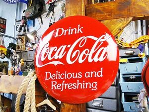 コカ・コーラ　エンボスティンサイン コカ・コーラボタン アメリカ雑貨 アメリカン雑貨 サインプレート ティンサインボード インテリア
