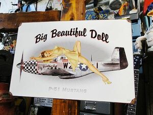 ピンナップガール＆戦闘機　U.S.ヘヴィースチールサイン　（P-51　マスタング　ビッグビューティフルドール）　アメリカン雑貨
