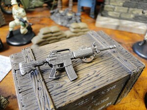 ガンマニアのための銃型ピンバッジ　（AR15）　■　アメリカ雑貨　アメリカン雑貨　ミリタリー　ガレージグッズ　男前　メンズ