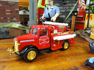 昔の消防車　ファイヤートラック　ミニカー　（レッド×ゴールド）　■　アメリカン雑貨　アメリカ雑貨