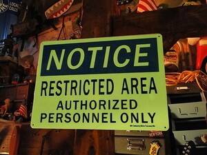 アメリカの蓄光警告サイン　（立ち入り禁止区域）　■　アメリカン雑貨　アメリカ雑貨