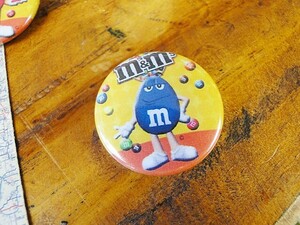 m&m's缶バッジ　Sサイズ　（ブルー/ポーズ）　■　アメリカン雑貨　アメリカ雑貨