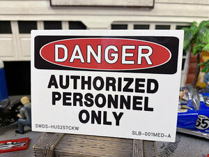 警告看板ステッカー　（危険：許可ある者のみ/DANGER）　SLB-001-MED-A　■　アメリカン雑貨　アメリカ雑貨