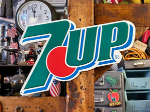 7UP　セブンアップ　エンボスティンサイン　（ダイカットロゴ）　■　アメリカン雑貨　アメリカ雑貨