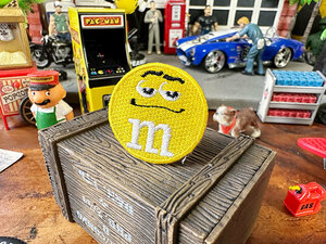 M&M's　ラウンドチョコワッペン　ミニサイズ　（イエロー）　■　アメリカン雑貨　アメリカ雑貨