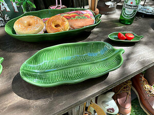 バナナリーフ　トレイ　お皿　（Mサイズ）　陶器製　ディッシュ　一人前の盛り付けに　焼き魚　デザート　中皿