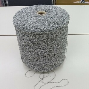 ウール混白黒リング 約８００g 毛糸 ケイト シュシュ ピアス タッセル 手織り手編み 引き揃え糸 ファンシーヤーン アクセサリーの画像1