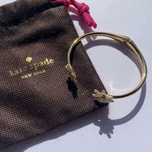 kate spade NEW YORK ケイトスペード ニューヨーク ブレスレット バングル 花柄 フラワー アクセサリー ゴールド色 ホワイト