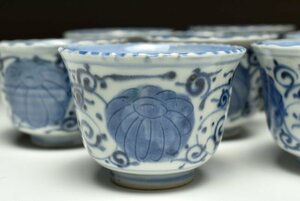 [ warehouse c8126b] Imari blue and white ceramics small bowl sake cup flower Tang . writing 10 three 
