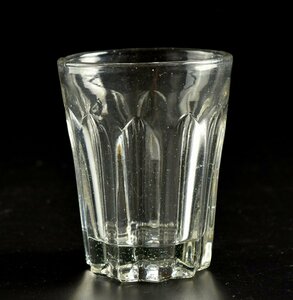 【蔵c9051d】レトロ　古ガラス　剣先コップ　グラス　ウランガラス