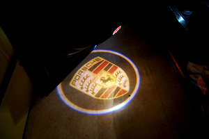 カイエン 958 カーテシ ポルシェ ロゴ エンブレム マーク 穴あけ不要 かんたん取り付け LEDアンダースポット