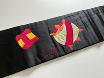 KIRUKIRU アンティーク 名古屋帯 手刺繍 正絹 黒地に糸巻き レトロ 大正ロマン 着物 着付け 和装_画像4