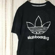 【アディダスオリジナルス 半袖ビッグロゴTシャツ】総柄 変わりトレフォイル skateboarding M 黒 adidas originals 古着 [220420-028]_画像1