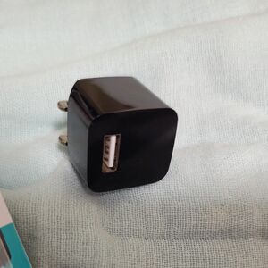 多摩電子工業 USBコンセントチャージャー 1A BK TA51UK (65-5706-90)