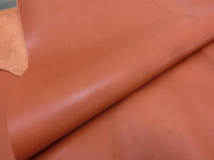 W47　オレンジブラウン　ほぼオレンジ　1,3~1,6ミリ　ソフト　最長部約76×53㎝　革小物レザークラフト材料　手作り　ハンドメイド材料